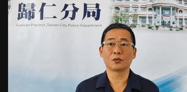 ▲網傳影片台南歸仁自小客車跨越雙黃線逆向行駛，警方已通知駕駛人到案說明並依法舉發。（圖／翻攝自社會事新聞影音）