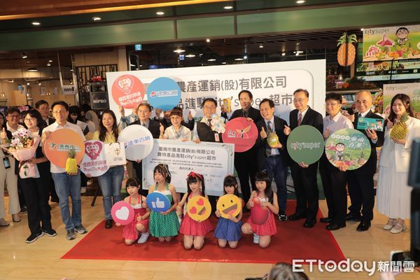 ▲台南金鑽鳳梨、熟成木瓜與洋香瓜進軍北台灣CitySuper通路，市長黃偉哲現場推薦台南水果是送禮首選。（記者林東良翻攝，下同）
