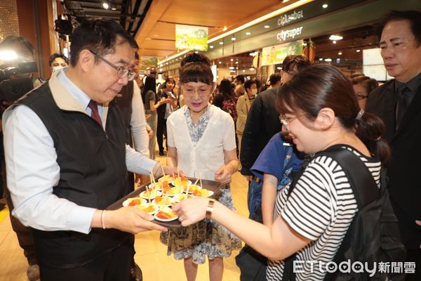 ▲台南金鑽鳳梨、熟成木瓜與洋香瓜進軍北台灣CitySuper通路，市長黃偉哲現場推薦台南水果是送禮首選。（記者林東良翻攝，下同）