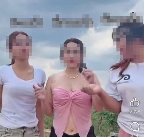 亂倫影片中除父母外，多名女兒亦有出鏡。（翻攝自รัฐบาลห่วยๆ V1 FB）