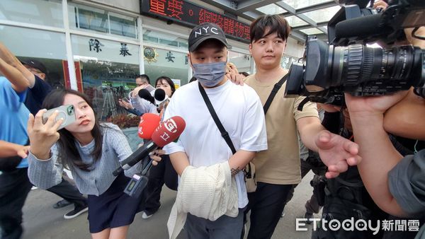 ▲阿虎遭上銬移送新北檢。（圖／記者黃彥傑攝）