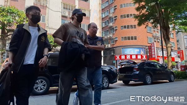 ▲陳零九到分局。（圖／記者陸運陞攝）