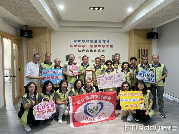 ▲家扶基金會蕭文龍董事(左2)見證彰化圓夢行善團捐贈40萬雲林家扶中心助學工程，雲林家扶主任廖志文(左1)回贈感謝狀。（圖／記者游瓊華翻攝）