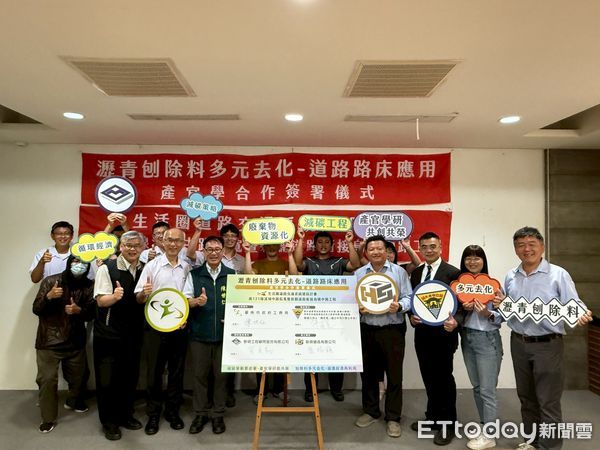 ▲台南市工務局在南121線工程中創新使用瀝青刨除料作為路床填方，落實資源迴圈與減碳目標。（記者林東良翻攝，下同）
