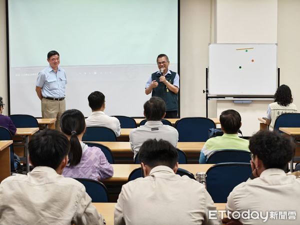 ▲台南市勞工局帶領工會志工與總工會幹部走進中鋼體驗實境工安訓練，提升作業安全意識。（記者林東良翻攝，下同）