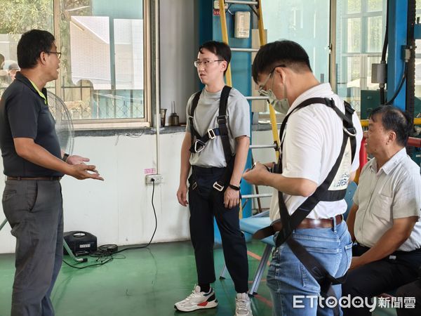 ▲台南市勞工局帶領工會志工與總工會幹部走進中鋼體驗實境工安訓練，提升作業安全意識。（記者林東良翻攝，下同）
