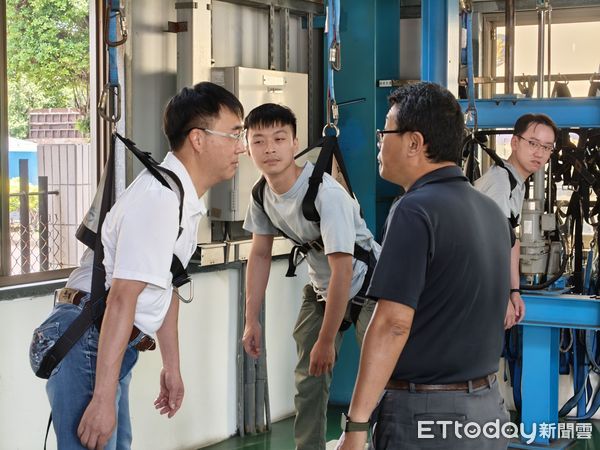 ▲台南市勞工局帶領工會志工與總工會幹部走進中鋼體驗實境工安訓練，提升作業安全意識。（記者林東良翻攝，下同）