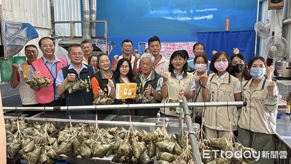 ▲台南市勞工局長王鑫基率志工團隊展開端午送暖行動，深入21區慰訪弱勢家庭，傳遞節慶溫情。（記者林東良翻攝，下同）