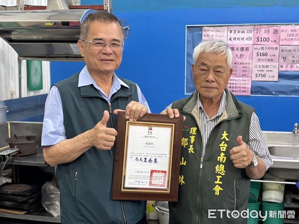 ▲台南市勞工局長王鑫基率志工團隊展開端午送暖行動，深入21區慰訪弱勢家庭，傳遞節慶溫情。（記者林東良翻攝，下同）