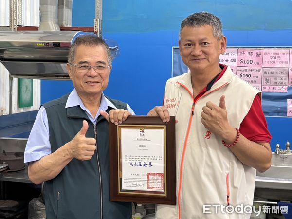 ▲台南市勞工局長王鑫基率志工團隊展開端午送暖行動，深入21區慰訪弱勢家庭，傳遞節慶溫情。（記者林東良翻攝，下同）