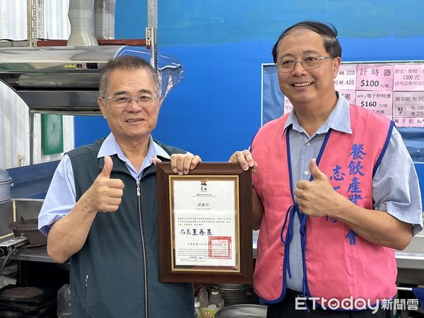 ▲台南市勞工局長王鑫基率志工團隊展開端午送暖行動，深入21區慰訪弱勢家庭，傳遞節慶溫情。（記者林東良翻攝，下同）