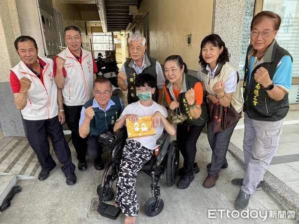 ▲台南市勞工局長王鑫基率志工團隊展開端午送暖行動，深入21區慰訪弱勢家庭，傳遞節慶溫情。（記者林東良翻攝，下同）