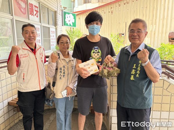 ▲台南市勞工局長王鑫基率志工團隊展開端午送暖行動，深入21區慰訪弱勢家庭，傳遞節慶溫情。（記者林東良翻攝，下同）