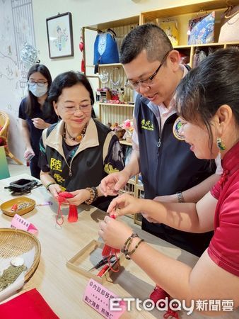 ▲移民署今日偕同大陸委員會及海峽交流基金會等人，訪視在斗六市的拼布達人、土庫鎮的網路名店及北港鎮港點職人。（圖／記者游瓊華翻攝）