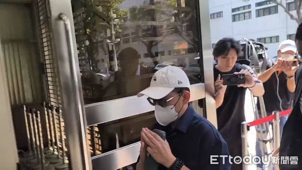 ▲▼黃子佼兒少性影像案二審再度開庭，他雙手合十進入高院。（圖／記者湯興漢攝）