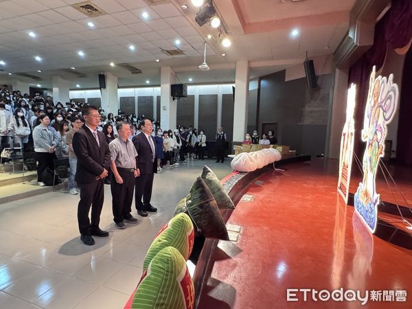 ▲中華醫大為應屆畢業生舉辦國考「包中」祈福許願活動，校長孫逸民、董事長陳智文、家長會長黃民杰帶領學生向文昌帝君與魁星爺立牌默禱金榜題名。（記者林東良翻攝，下同）