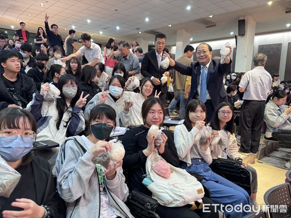 ▲中華醫大為應屆畢業生舉辦國考「包中」祈福許願活動，校長孫逸民、董事長陳智文、家長會長黃民杰帶領學生向文昌帝君與魁星爺立牌默禱金榜題名。（記者林東良翻攝，下同）