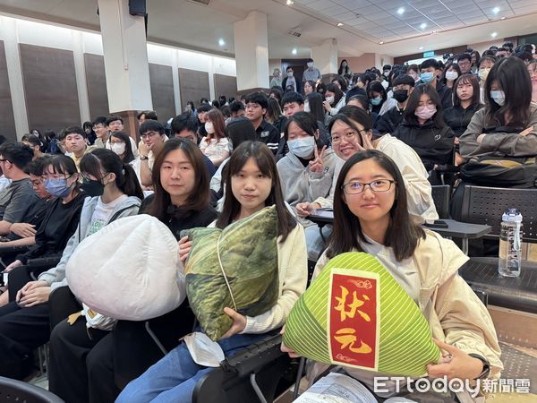 ▲中華醫大為應屆畢業生舉辦國考「包中」祈福許願活動，校長孫逸民、董事長陳智文、家長會長黃民杰帶領學生向文昌帝君與魁星爺立牌默禱金榜題名。（記者林東良翻攝，下同）