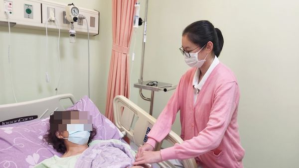 ▲▼黃姓護理師用心專業照護病人。（圖／部立台北醫院）