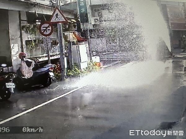 ▲▼ 嘉義市台林街與嘉北街口，今(14)日下午一間店家門口瓦斯管線發生外洩情形     。（圖／記者翁伊森翻攝）