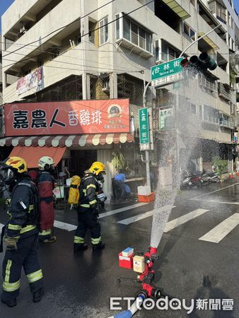 ▲▼ 嘉義市台林街與嘉北街口，今(14)日下午一間店家門口瓦斯管線發生外洩情形     。（圖／記者翁伊森翻攝）