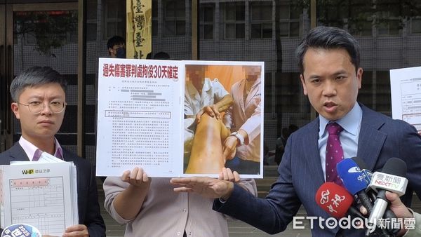 ▲▼禮客OUTLET創辦人翁素蕙委任律師黃仕翰（紅領帶）、顏名澤（戴眼鏡），14日到台北地院撤回對車禍肇事者的求償告訴。（圖／記者黃哲民攝）