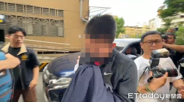 ▲閃兵案第二波拘提行動，范姓役男遭移送新北檢。（圖／記者邱中岳攝）