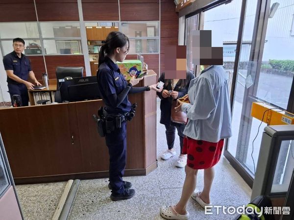 ▲女誤騎同色機車，警方迅速解糾紛。（圖／記者楊漢聲翻攝）