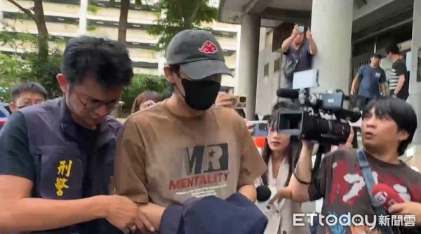 ▲涉閃兵案遭移送，陳零九抵達新北地檢署。（圖／記者邱中岳攝，下同）