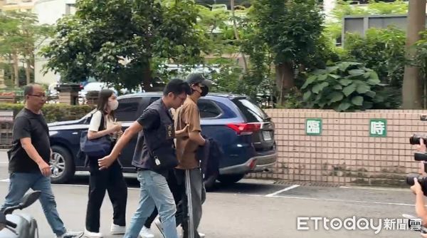 ▲涉閃兵案遭移送，陳零九抵達新北地檢署。（圖／記者邱中岳攝，下同）