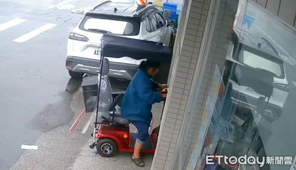 ▲老婦誤撞超商電動門。（圖／記者楊漢聲翻攝）