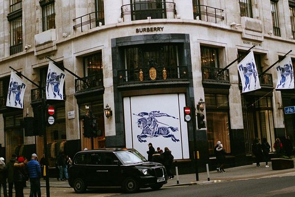 Burberry為加速企業轉型，預計2027年前全球裁撤約1,700名員工。（pexels提供）