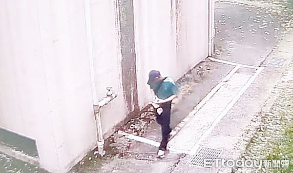 ▲桃園市中壢區文化公園日前連續發生破窗竊盜案件，中壢警方日前公布竊嫌作案後逃逸監視器畫面。（資料照／記者沈繼昌翻攝）