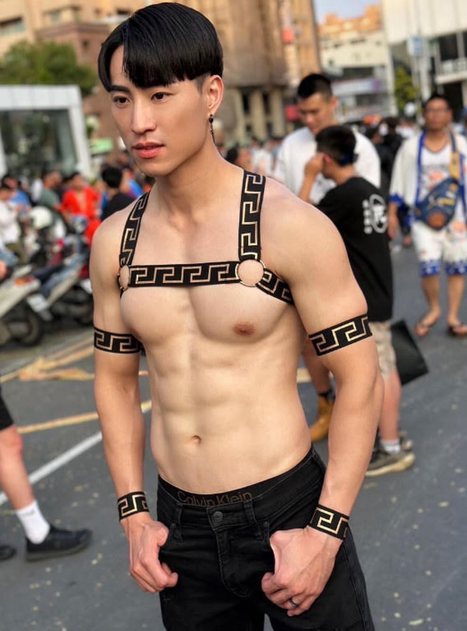 肌肉猛男店員羅家旻本職是當地房仲。（翻攝IG@calvin_8044）