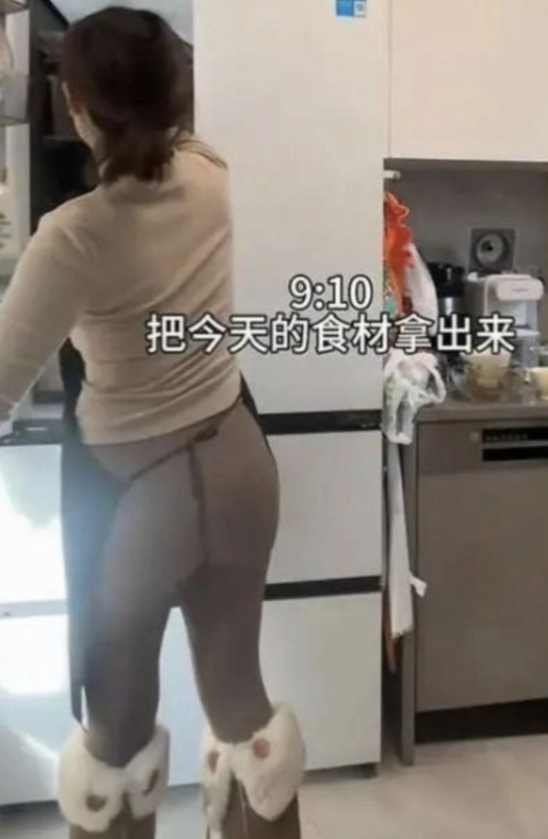▲陸女網紅穿瑜伽褲上門煮飯挨批。（圖／翻攝微博）