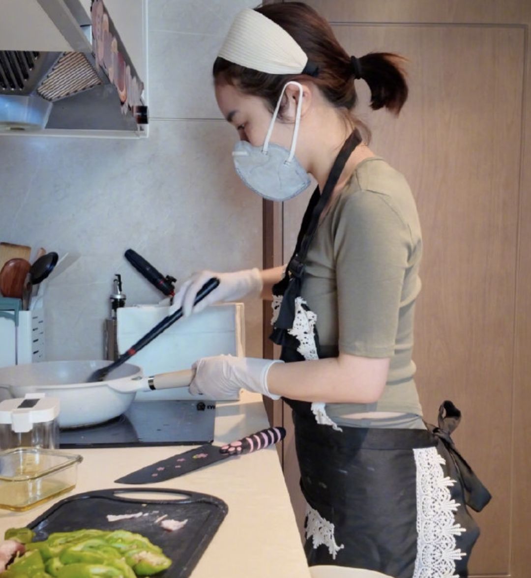 ▲陸女網紅穿瑜伽褲上門煮飯挨批。（圖／翻攝微博）