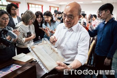 蘇貞昌重回美麗島大審現場 展示辯護卷宗提醒民主自由得來不易