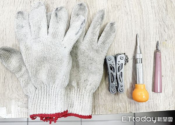 ▲桃園市中壢區文化公園日前連續發生破窗竊盜案件，中壢警方持拘票拘提鄭姓犯嫌到案，並起出做案用工具一批等證物。（圖／記者沈繼昌翻攝）