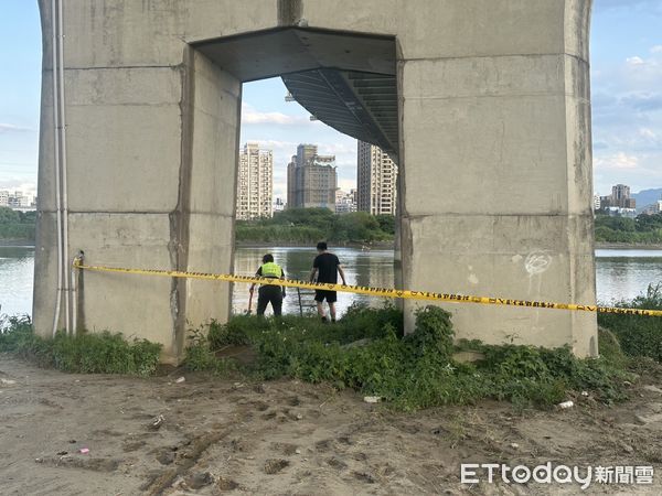 ▲▼新月橋下驚見女浮屍，撈起後已明顯死亡             。（圖／記者陳以昇翻攝）