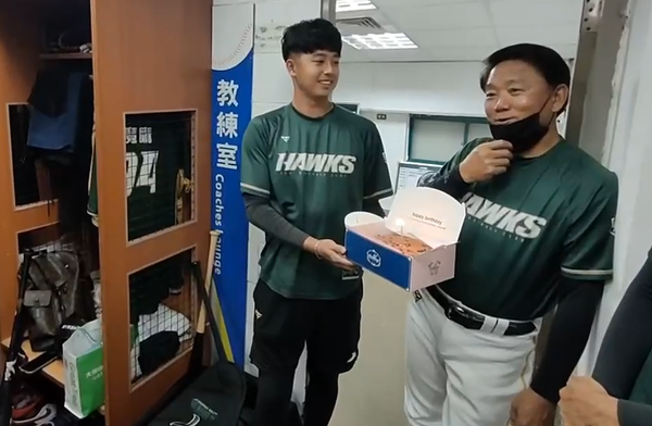 ▲台鋼雄鷹賽前為洪一中總教練慶生。（圖／台鋼雄鷹提供）