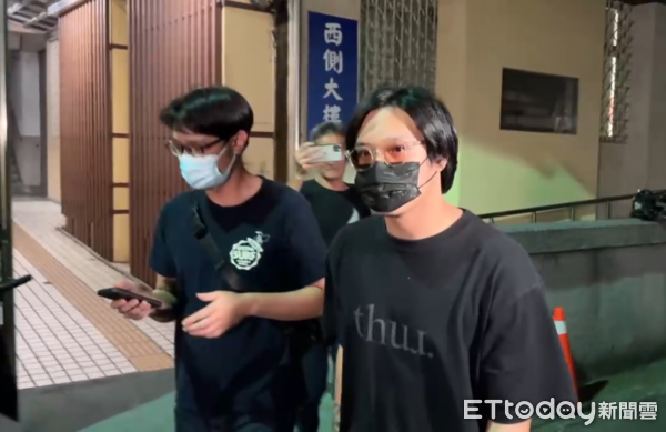 ▲▼快訊／李銓涉閃兵15萬交保　步出新北檢一路沉默。（圖／記者邱中岳攝）