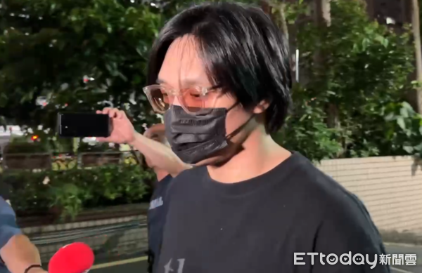 ▲▼快訊／李銓涉閃兵15萬交保　步出新北檢一路沉默。（圖／記者邱中岳攝）
