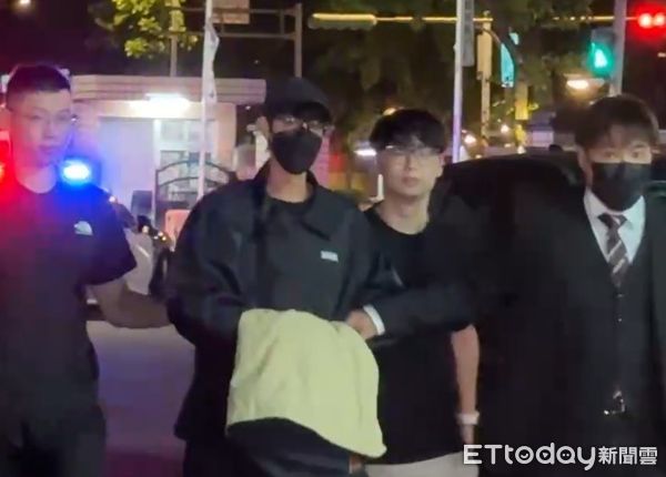 ▲▼陳向熙涉閃兵，抵達新北地檢署接受複訊。（圖／記者邱中岳攝）