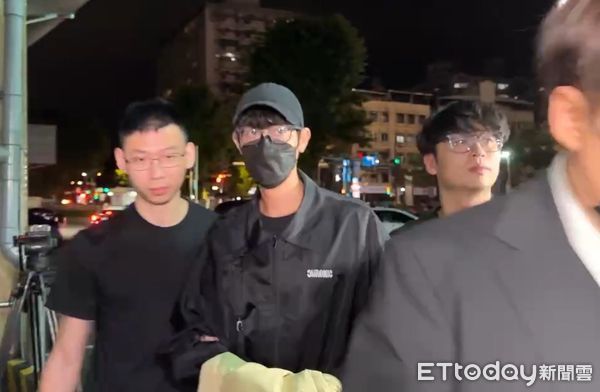 ▲▼陳向熙涉閃兵，抵達新北地檢署接受複訊。（圖／記者邱中岳攝）