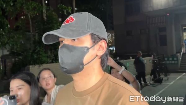 ▲▼快訊／陳零九繳30萬保釋金沉默離開　律師幫擋問題否認躲藏。（圖／記者邱中岳攝）