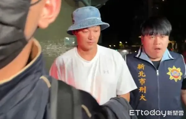 ▲▼快訊／威廉涉閃兵「雙手蓋住」下車　抵達新北地檢署。（圖／記者邱中岳攝）