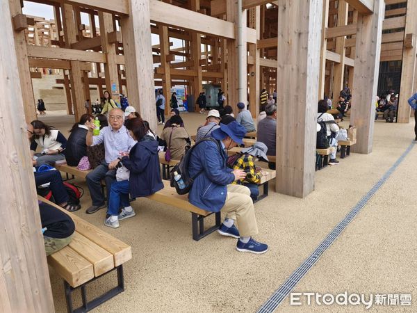 ▲大屋根迴廊遮雨遮陽，是訪客舒適的休息空間。（圖／記者張佩芬攝）