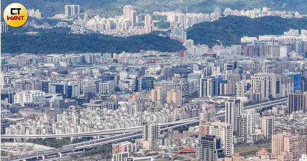 從川普關稅戰打到匯率戰，市場瞬息萬變，讓一票專家跌破眼鏡，房市因去年就經過信用管制的洗禮，今年看起來市場波動相對最小。（圖／黃威彬攝）