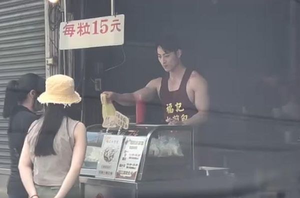 台南安平一間水煎包店因店員擁有精壯肌肉，在網路爆紅。（翻攝threads@angus.chou）