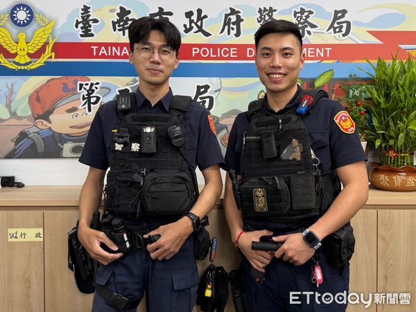 ▲台南海安派出所警員黃揚傑（右）、黃順發（左）協助孕婦就醫，僅花5分鐘火速送達成大醫院。（記者林東良翻攝，下同）